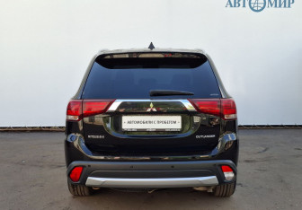 Подержанный автомобиль Mitsubishi Outlander 2016 года (6 фото)