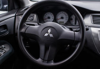 Подержанный автомобиль Mitsubishi Lancer Sedan 2009 года (15 фото)