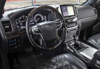 Подержанный автомобиль Toyota Land Cruiser Suv 2018 года (15 фото)