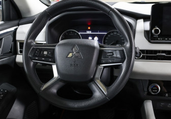 Подержанный автомобиль Mitsubishi Outlander 2022 года (17 фото)
