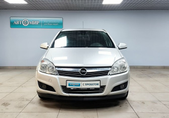 Подержанный автомобиль Opel Astra Sedan 2011 года (2 фото)