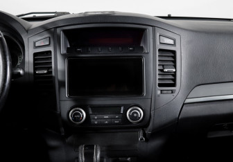 Подержанный автомобиль Mitsubishi Pajero 2011 года (15 фото)