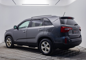 Подержанный автомобиль Kia Sorento 2015 года (3 фото)
