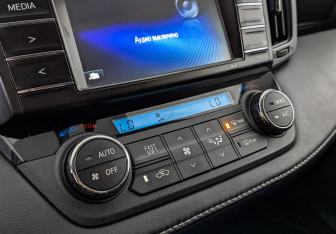 Подержанный автомобиль Toyota RAV4 2016 года (26 фото)