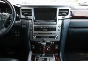 Подержанный автомобиль Lexus LX 2013 года (17 фото)