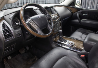 Подержанный автомобиль Infiniti QX56 2011 года (19 фото)