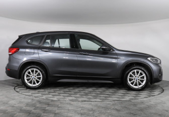 Подержанный автомобиль BMW X1 2021 года (6 фото)