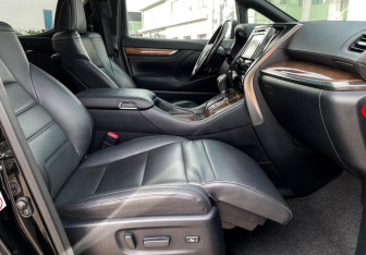 Подержанный автомобиль Toyota Alphard 2017 года (25 фото)