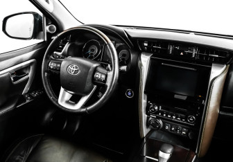 Подержанный автомобиль Toyota Fortuner 2017 года (9 фото)