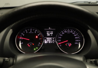 Подержанный автомобиль Nissan Qashqai 2012 года (10 фото)