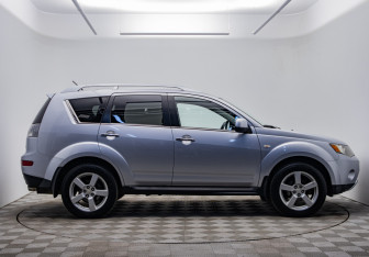 Подержанный автомобиль Mitsubishi Outlander 2008 года (4 фото)