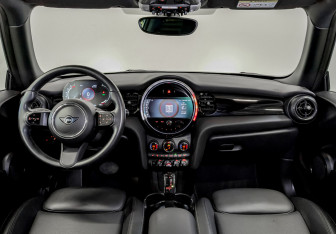 Подержанный автомобиль MINI Hatch 2021 года (15 фото)