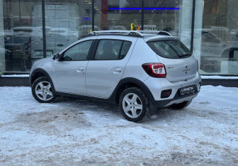 Подержанный автомобиль Renault Sandero 2017 года (6 фото)