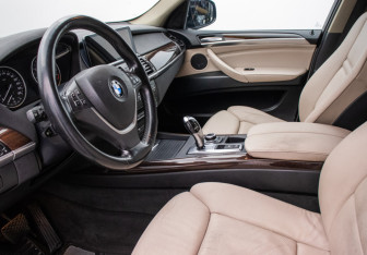 Подержанный автомобиль BMW X5 2010 года (10 фото)