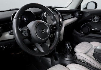 Подержанный автомобиль MINI Hatch 2021 года (14 фото)