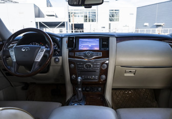 Подержанный автомобиль Infiniti QX80 2017 года (12 фото)