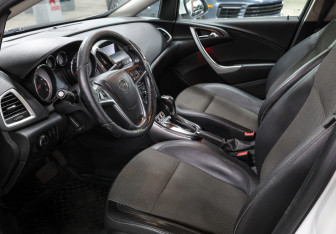 Подержанный автомобиль Opel Astra Hatchback 2012 года (16 фото)