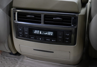 Подержанный автомобиль Lexus LX 2008 года (26 фото)