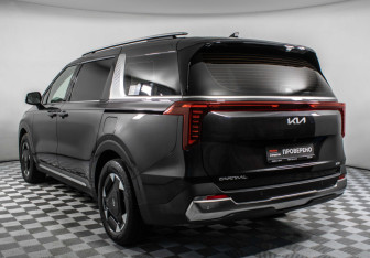 Подержанный автомобиль Kia Carnival 2025 года (7 фото)