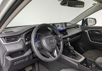 Подержанный автомобиль Toyota RAV4 2024 года (17 фото)