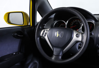 Подержанный автомобиль Honda Jazz 2006 года (12 фото)