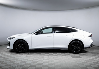 Подержанный автомобиль Changan UNI-V 2023 года (8 фото)