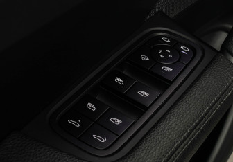 Подержанный автомобиль Porsche Cayenne 2023 года (23 фото)