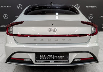 Подержанный автомобиль Hyundai Sonata 2022 года (6 фото)