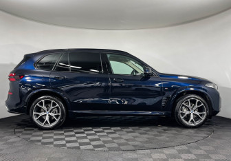 Подержанный автомобиль BMW X5 2025 года (6 фото)