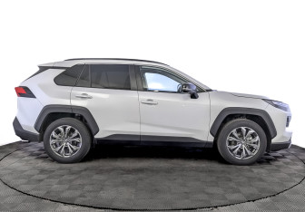 Подержанный автомобиль Toyota RAV4 2024 года (4 фото)