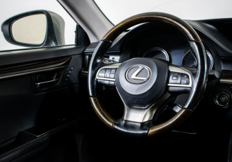 Подержанный автомобиль Lexus ES 2016 года (14 фото)