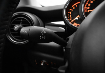 Подержанный автомобиль MINI Hatch 2019 года (10 фото)