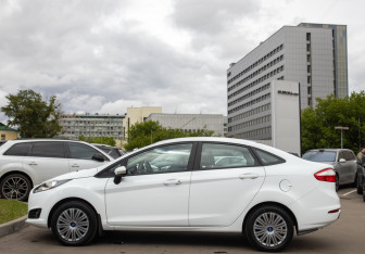 Подержанный автомобиль Ford Fiesta Sedan 2016 года (6 фото)
