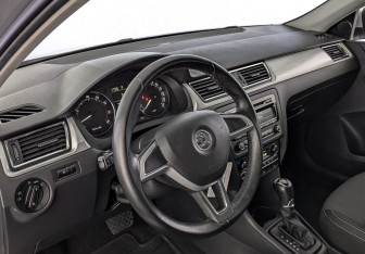 Подержанный автомобиль Skoda Rapid Liftback 2015 года (15 фото)