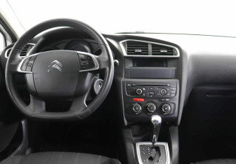 Подержанный автомобиль Citroen C4 Hatchback 2012 года (6 фото)