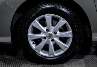 Подержанный автомобиль Peugeot 308 Hatchback 2010 года (15 фото)