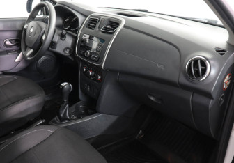 Подержанный автомобиль Renault Sandero 2017 года (10 фото)