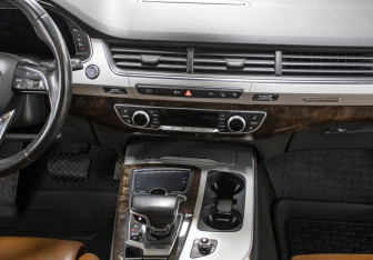 Подержанный автомобиль Audi Q7 2015 года (16 фото)