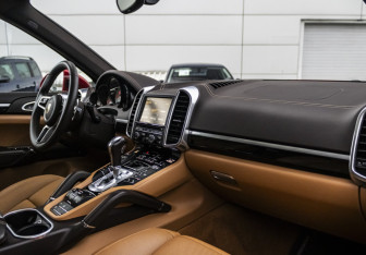 Подержанный автомобиль Porsche Cayenne 2015 года (9 фото)