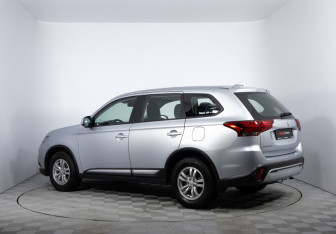 Подержанный автомобиль Mitsubishi Outlander 2021 года (7 фото)