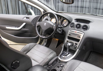 Подержанный автомобиль Peugeot 308 Hatchback 2009 года (9 фото)