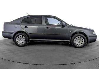 Подержанный автомобиль Skoda Octavia Liftback 2010 года (4 фото)