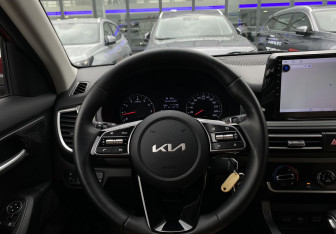Подержанный автомобиль Kia Seltos 2022 года (14 фото)
