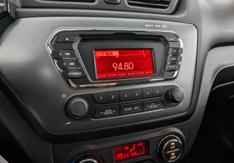 Подержанный автомобиль Kia Rio Hatchback 2015 года (21 фото)