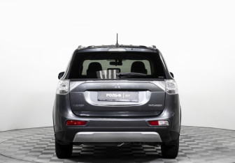 Подержанный автомобиль Mitsubishi Outlander 2014 года (6 фото)