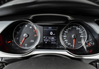 Подержанный автомобиль Audi A4 Sedan 2015 года (20 фото)