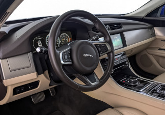 Подержанный автомобиль Jaguar XF Sedan 2019 года (15 фото)