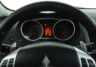 Подержанный автомобиль Mitsubishi Outlander 2007 года (11 фото)