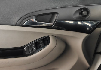 Подержанный автомобиль Chevrolet Orlando 2012 года (17 фото)