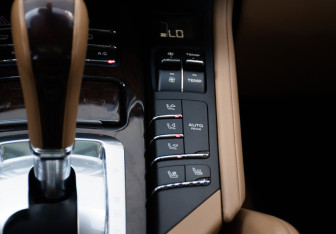 Подержанный автомобиль Porsche Cayenne 2012 года (16 фото)